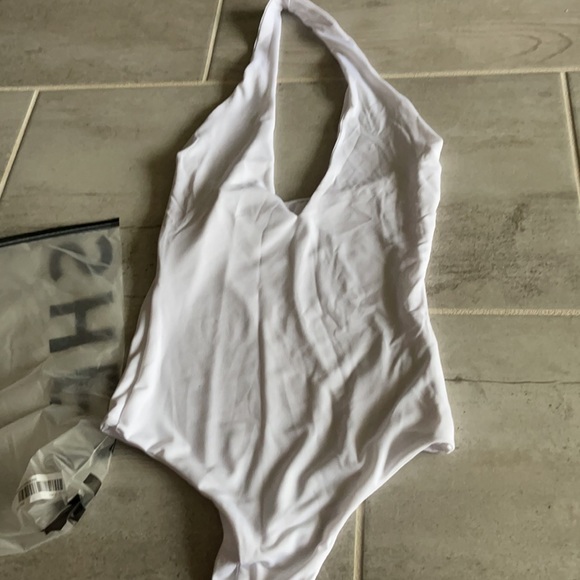 Solid fitted halter bodysuit - Picture 4 of 7
